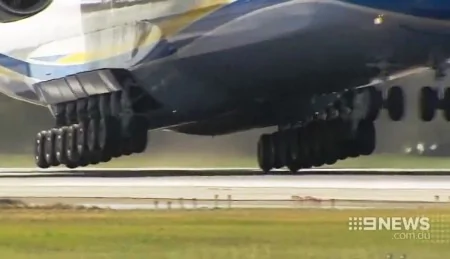安托诺夫An-225“梦想式”运输机着陆的瞬间。（视频截图）