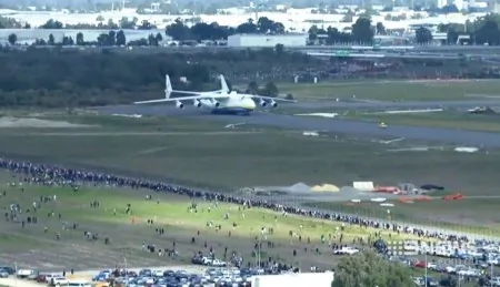 近兩萬人來到機場，目睹安托諾夫An-225「夢想式」運輸機著陸。（視頻截圖）