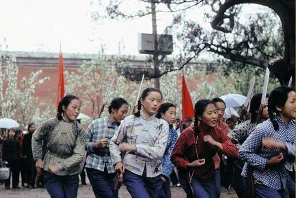 【微揭秘】罕见老照片 爹亲娘亲不如毛主席亲?