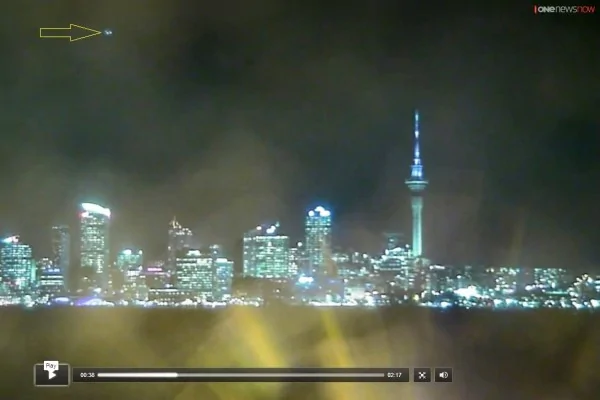 媒體報導網絡攝影機所拍攝的光速光團（紐西蘭ONENEWSNOW視頻截圖）