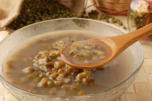 绿豆汤煮10分钟最解暑!为何这些人却不能随便喝?