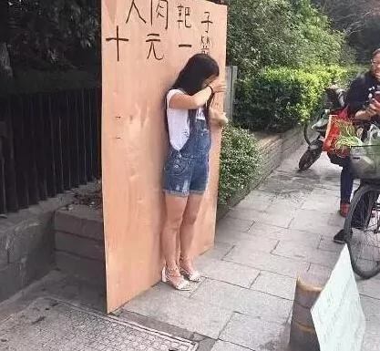 一名女孩在杭州的廣場上當人肉靶子，十元一次，為自己病重的姐姐籌集醫療費用，引起很多網民的熱議。（網絡圖片）