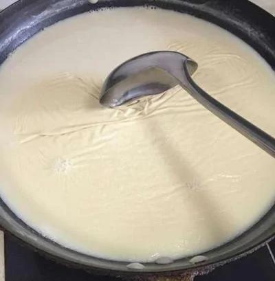 牛奶或豆浆加热时会形成一层〝膜〞,别把它丢弃哦,其实它对身体很有利!