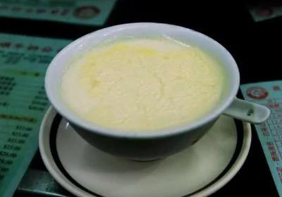 牛奶或豆浆加热时会形成一层〝膜〞,别把它丢弃哦,其实它对身体很有利!