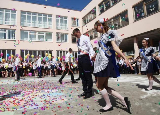 俄罗斯少女身穿苏联时期校服拍毕业照