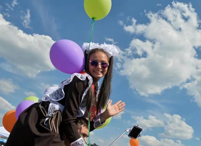 俄罗斯少女身穿苏联时期校服拍毕业照