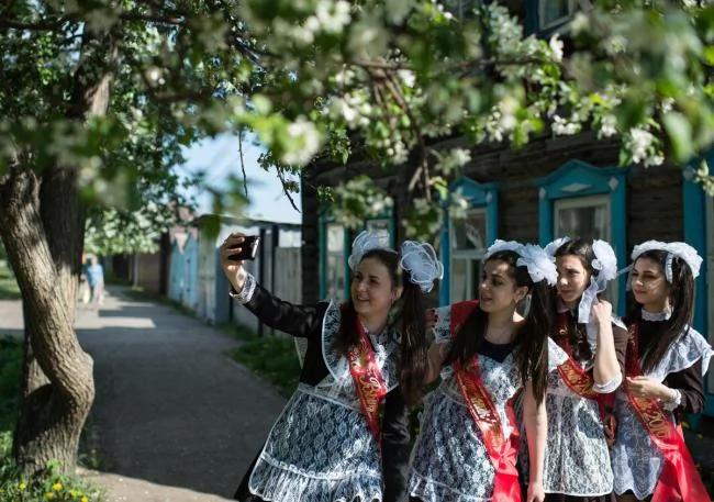 俄罗斯少女身穿苏联时期校服拍毕业照