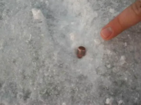 子彈在冰層上高速旋轉(圖片取自Youtube/JuiceyLoosey)