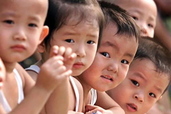 中共1979年強制執行的「一胎化」政策在去年底劃下句點，今年1月1日開始，中國夫妻可以養育第2名小孩。(AFP)