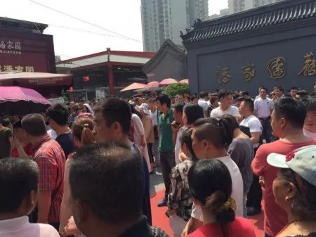 5月30日，北京市潘家园旧货市场数千名摊主罢市，抗议市场方面让其签订霸王条款。(网络图片)