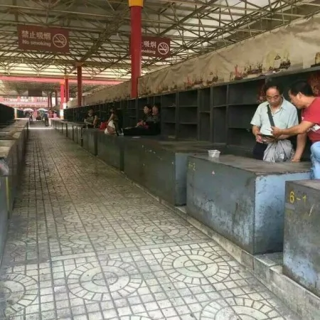 5月30日，北京市潘家园旧货市场数千名摊主罢市，抗议市场方面让其签订霸王条款。(网络图片)