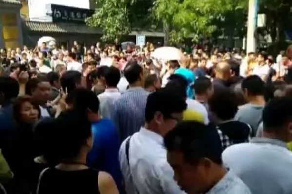 5月30日，北京市潘家園舊貨市場數千名攤主罷市，抗議市場方面讓其簽訂霸王條款。(網絡圖片)