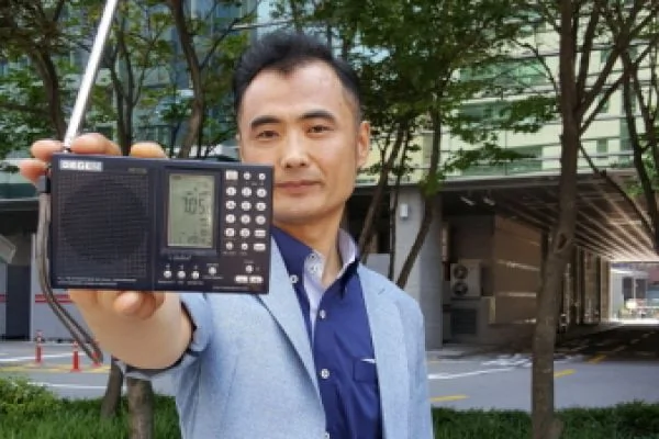 29日下午，朴成秀在仁川市某大廈頂層使用普通收音機確認了秘密電台清晰的播出效果。（朴成秀提供）