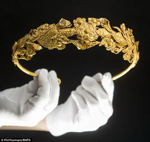 英国大爷在床底发现2300年前的希腊王冠