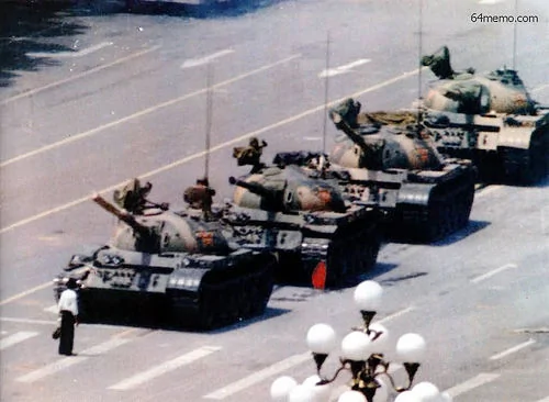 “六四”期间，一名手无无寸铁的北京市民挡住中共军队的坦克车队。（网络图片）