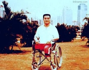 當時就讀於北京體育學院理論系的應屆畢業生方政，雙腿被高速行駛的坦克車碾過落下雙腿截肢。（網絡圖片）