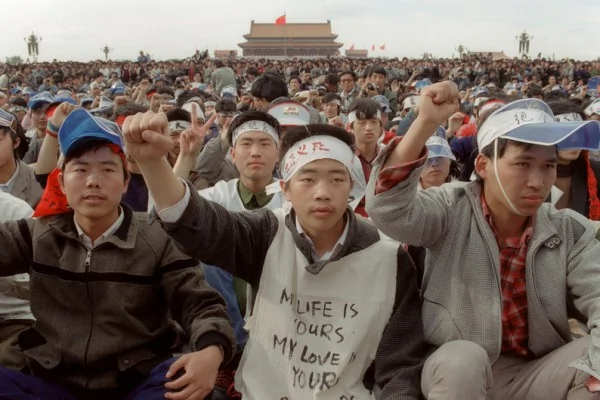 1989年5月19日，天安门广场上绝食静坐的学生。(CATHERINE HENRIETTE/AFP/Getty Images)