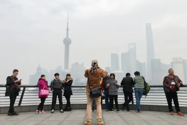 2016年1月3日，上海外灘拍攝，當日環境監測總站午後3時實時空氣質素指數超過200，達到重度污染。圖為遊客在霧霾籠罩的外灘觀光平台眺望對岸朦朧的陸家嘴。*