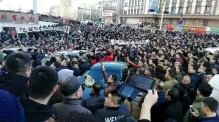 3月9日起，黑龍江雙鴨山礦業集團上萬名礦工連續四天上街遊行堵鐵路，當地政府調動上千警力鎮壓。（網絡圖片）