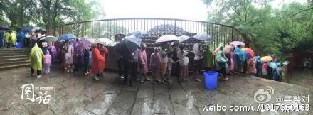 雖然今天下著小雨但是還是有許多民眾前往樂山看大佛，因為人員太多2個小時也沒有走到大佛的腳底。（網絡圖片）