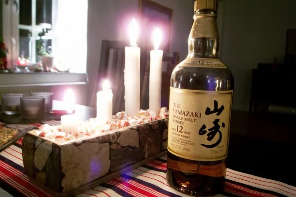 中国游客到日本“爆买”已不是新闻，近来，看上日本的陈年威士忌，不辞辛劳深入日本小镇寻宝。图为日本山崎（Yamazaki）单一麦芽威士忌。(by JonÅslund, Flickr)