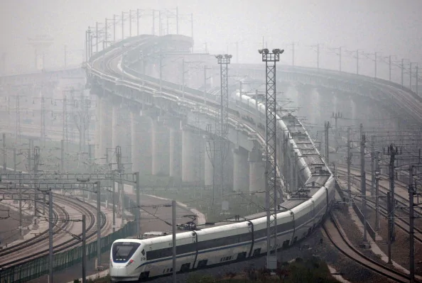北京－上海的高铁项目花费3年时间建成，耗资325亿美元。(ChinaFotoPress/Getty Images)