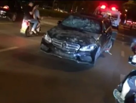 6月10日晚，廣東汕頭市發生奔馳私家車撞倒一家三口交通事故，肇事者還喊來打手與現場民眾互打，最終演變成警民激戰。(網絡圖片)