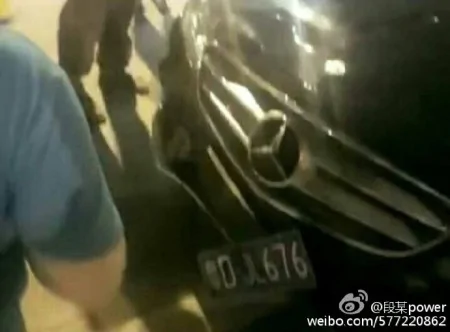 6月10日晚，广东汕头市发生奔驰私家车撞倒一家三口交通事故，肇事者还喊来打手与现场民众互打，最终演变成警民激战。(网络图片)