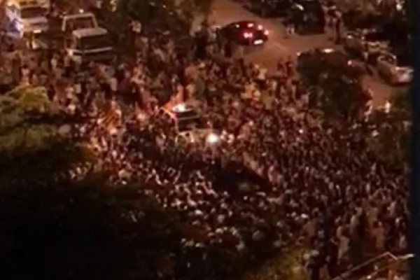 6月10日晚，廣東汕頭市發生奔馳私家車撞倒一家三口交通事故，肇事者還喊來打手與現場民眾互打，最終演變成警民激戰。(網絡圖片)