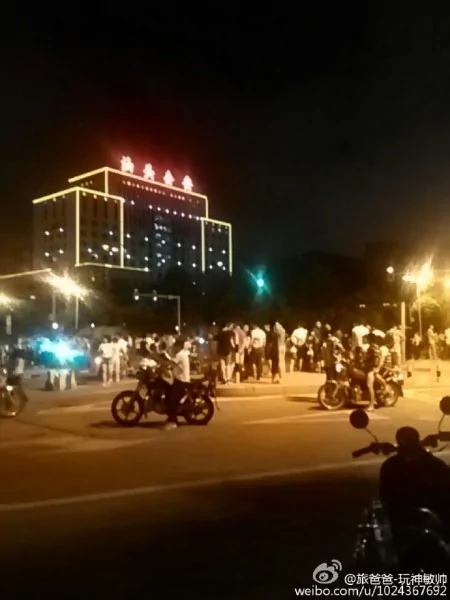 6月10日晚，广东汕头市发生奔驰私家车撞倒一家三口交通事故，肇事者还喊来打手与现场民众互打，最终演变成警民激战。(网络图片)
