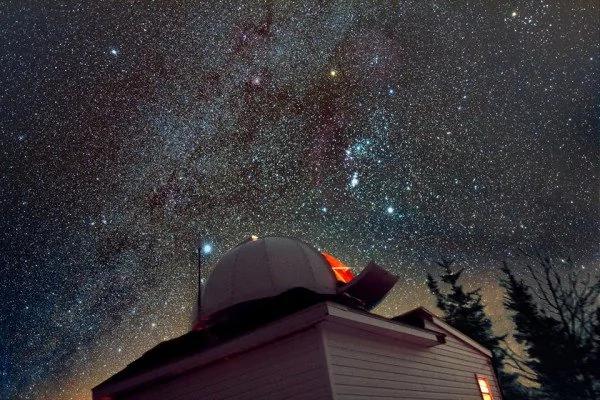 加拿大小伙白天是个盲人 晚上他却能看到整个宇宙