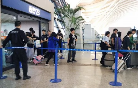 上海浦東機12日下午發生爆炸案後，機場內原本不設安檢的出入口因靠近爆炸事故地點，設置警力。部分通往出發層的出入口則封閉。（中央社）