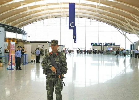 上海浦东机场12日下午2时20分左右发生爆炸，事故发生的浦东第2航厦C岛柜台区，已被封锁并有武警镇守。（中央社）