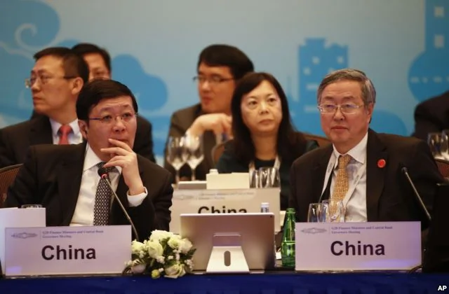中国财政部长楼继伟（左）与中国人民银行行长周小川星期五在上海召开的20国集团财政部长和中央银行行长会议上（2016年2月26日）