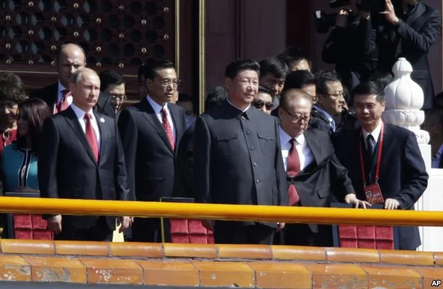 中共总书记习近平在天安门上，一侧是中共总理李克强和俄罗斯总统普京，另一侧是江泽民（2015年9月3日）