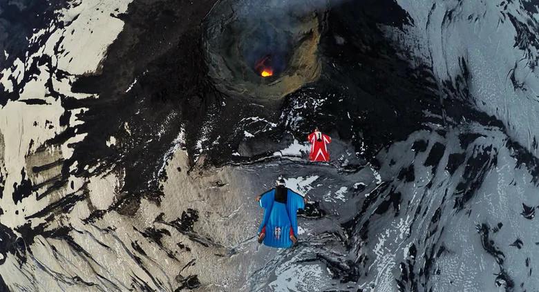 意大利翼装美女飞越火山口 长得性感又不怕死