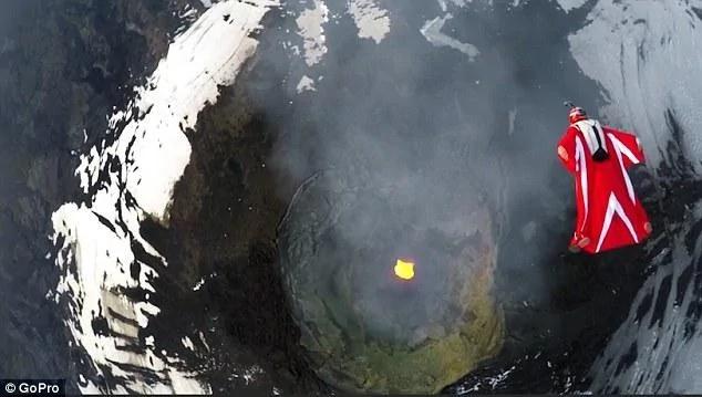 意大利翼装美女飞越火山口 长得性感又不怕死