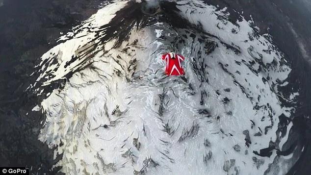 意大利翼装美女飞越火山口 长得性感又不怕死