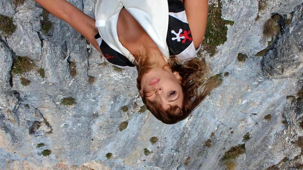 意大利翼装美女飞越火山口 长得性感又不怕死