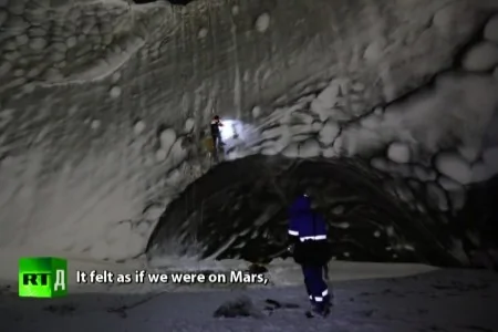 科學家表示，冬季天坑的景象像火星。（《今日俄羅斯》視頻截圖）