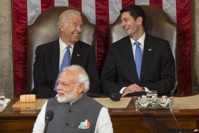 印度總理莫迪在美國國會發表講話，後面是美國參議院議長拜登和眾議院議長瑞安（2016年6月8日）