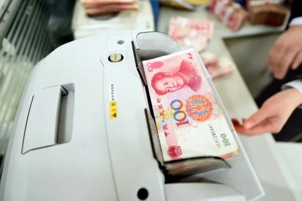 自从去年八月份以来，中共央行已经燃烧将近5000亿美元外汇储备来支撑人民币，批评者说这是浪费，只不过推迟了人民币贬值。(STR/AFP/Getty Images)