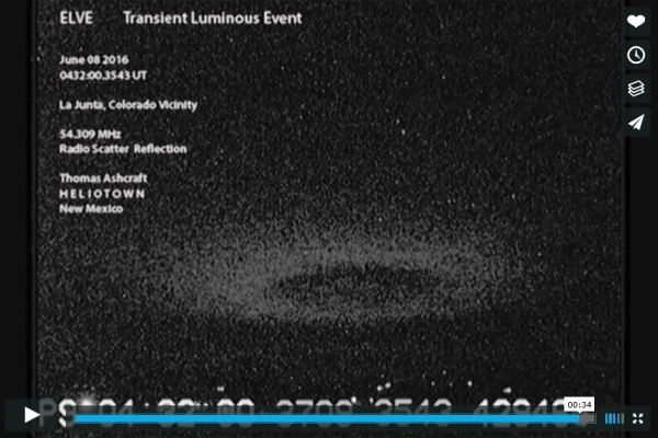 美国业余天文学家阿什克拉夫特（Thomas Ashcraft）于6月8日拍到美国上空出现的巨大光圈，此为大气层中特殊的放电现象所致。（视频撷图）