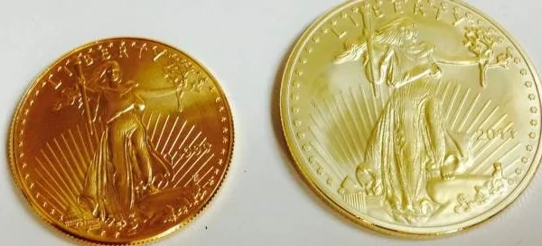 美國貨幣協會指出，假金幣正以驚人的比率及速度進入市場。圖為真一盎斯美國鷹金幣（左）及假冒的金幣（右）。（網絡圖片）