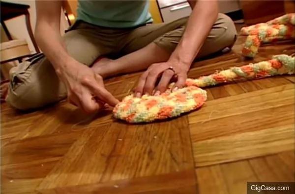 巧手DIY 旧浴巾变成美观又实用的地垫