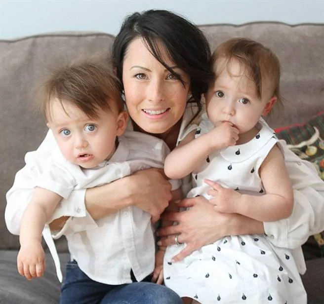 来自英国一对未婚夫妻，被告知他们的双胞胎儿女，是异期复孕的宝宝。(图/驱动之家)