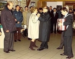 江澤民不顧禮儀，拉着法國總統希拉克夫人跳舞。（網絡圖片）