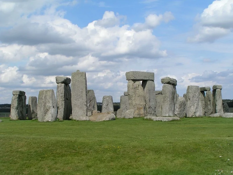 據說圖中的巨石陣（Stonehenge）附近，發現一個類似的木製紀念碑建築。（Lea Maimone/維基百科）