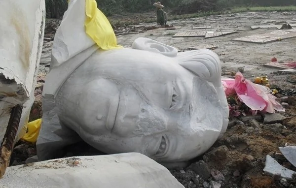 2011年3月，海南省文昌市龙楼镇一尊9.9高的毛泽东汉白玉石雕像被推倒断成五截，面目全非。（网络图片）