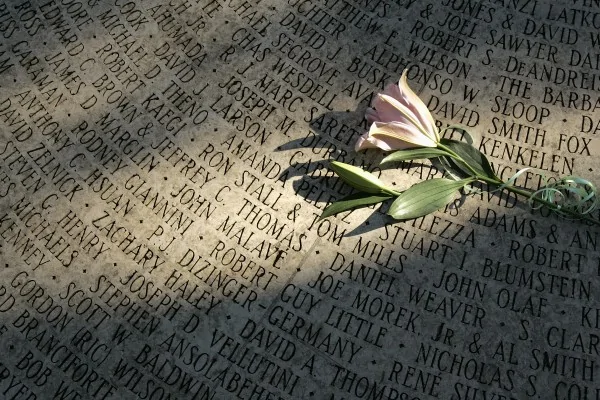 人们以献花表达对因艾滋病而身故亲友的怀念与追悼。（Getty Images）